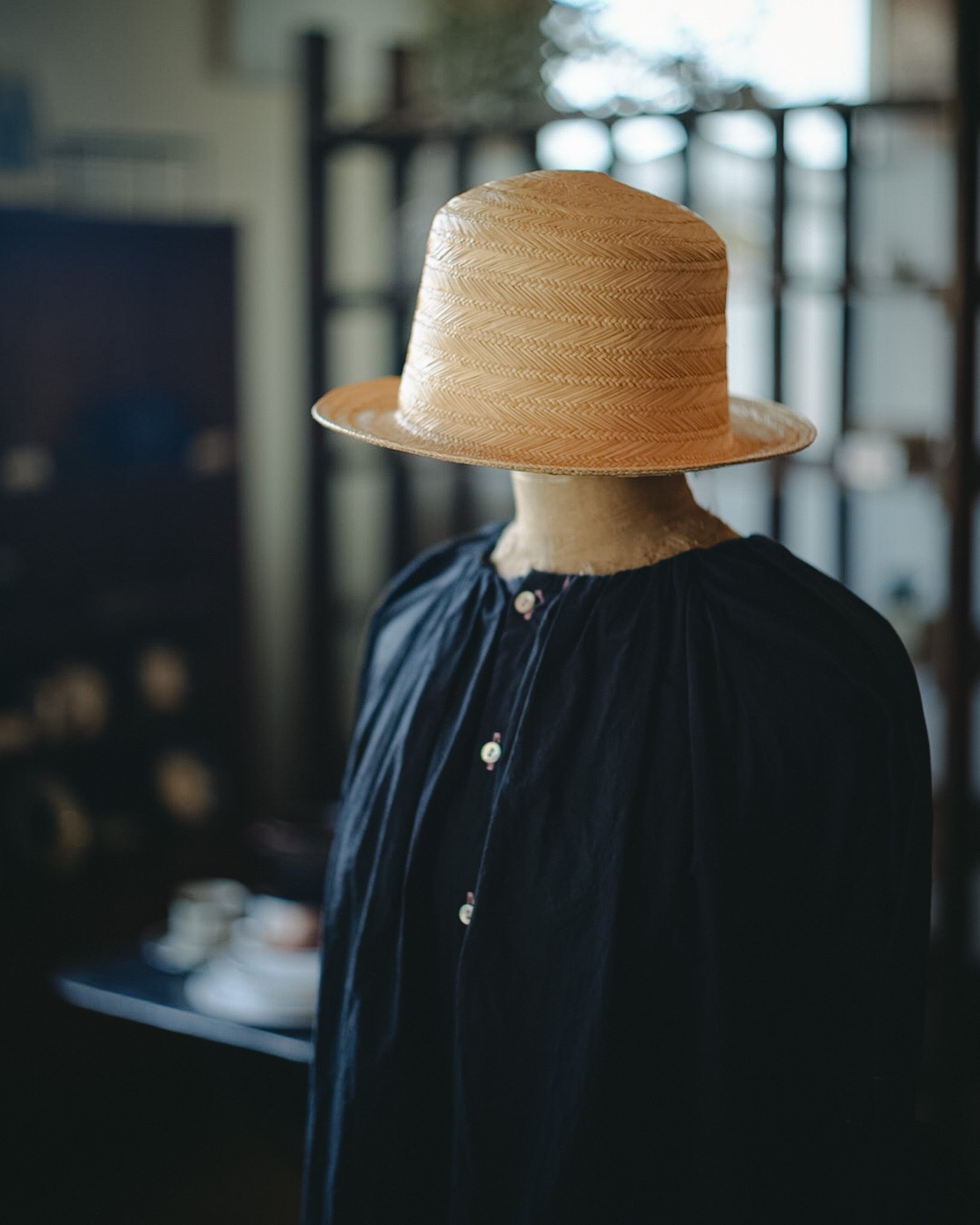 大人の女性に寄り添う、黒の世界