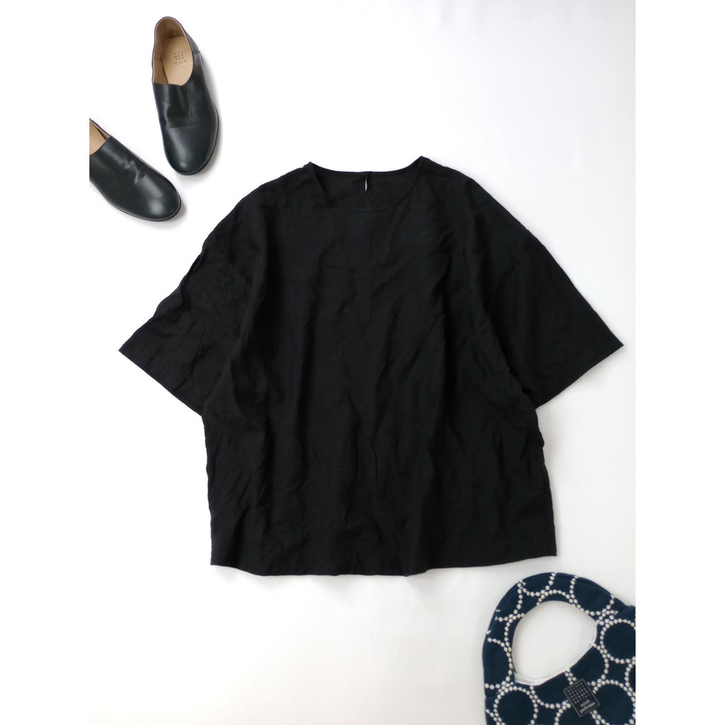 KURASHI & Trips PUBLISHING クラシ&トリップスパブリッシング 北欧暮らしの道具店  涼しさも、品のよさも　きれい色のＴシャツブラウス トップス  黒 ブラック 【中古】