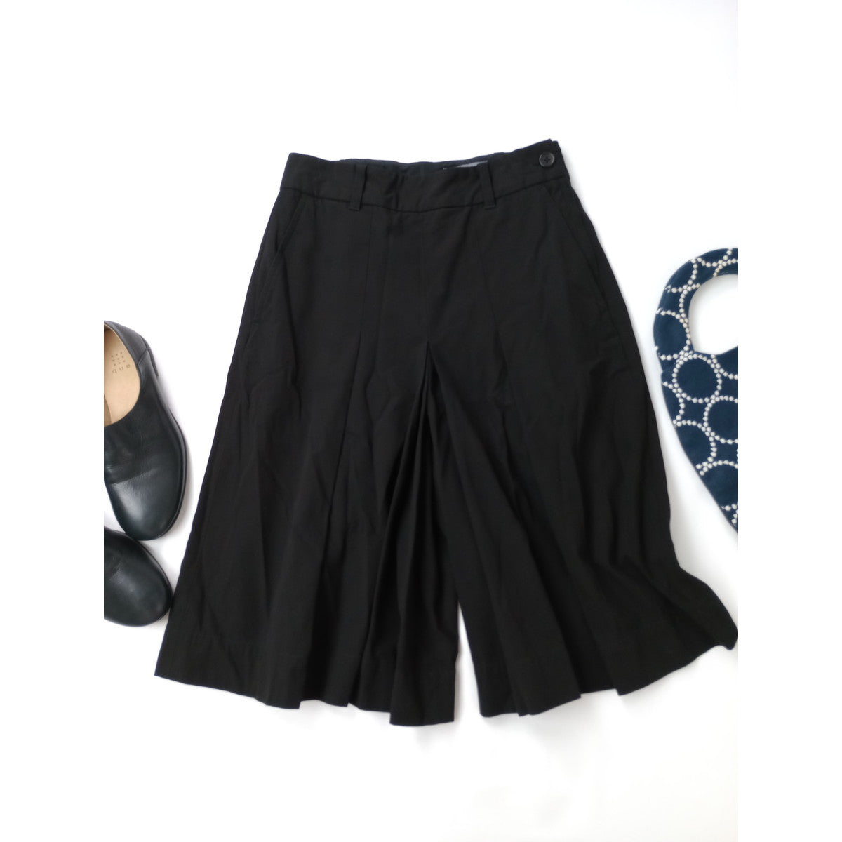 〈染〉MARGARET HOWELL  マーガレットハウエル  HIGH TWIST COTTON TWILL TROUSERS  コットン 綿 100％ ハーフパンツ 1 黒 ブラック【中古】