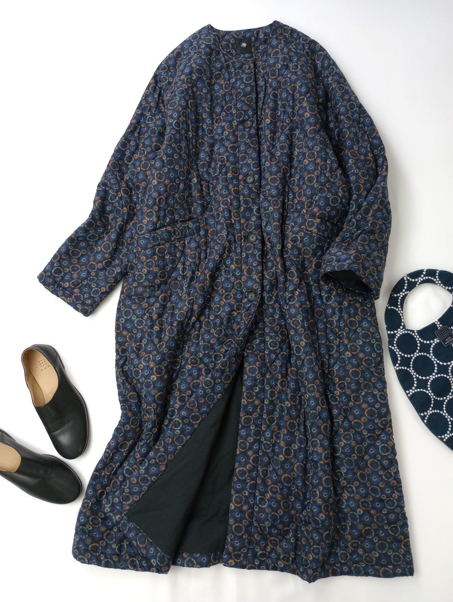maison de soil メゾンドソイル PADDED SILK PRINT C-NECK FRONT BUTTON COAT シルク100％  総柄 キルティング ロング コート アウター  ブルー 黒 ブラック 【中古】