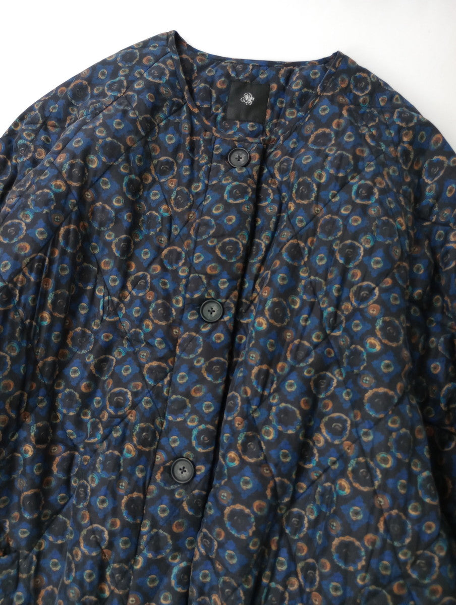 maison de soil メゾンドソイル PADDED SILK PRINT C-NECK FRONT BUTTON COAT シルク100％  総柄 キルティング ロング コート アウター  ブルー 黒 ブラック 【中古】