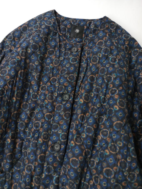 maison de soil メゾンドソイル PADDED SILK PRINT C-NECK FRONT BUTTON COAT シルク100％  総柄 キルティング ロング コート アウター  ブルー 黒 ブラック 【中古】