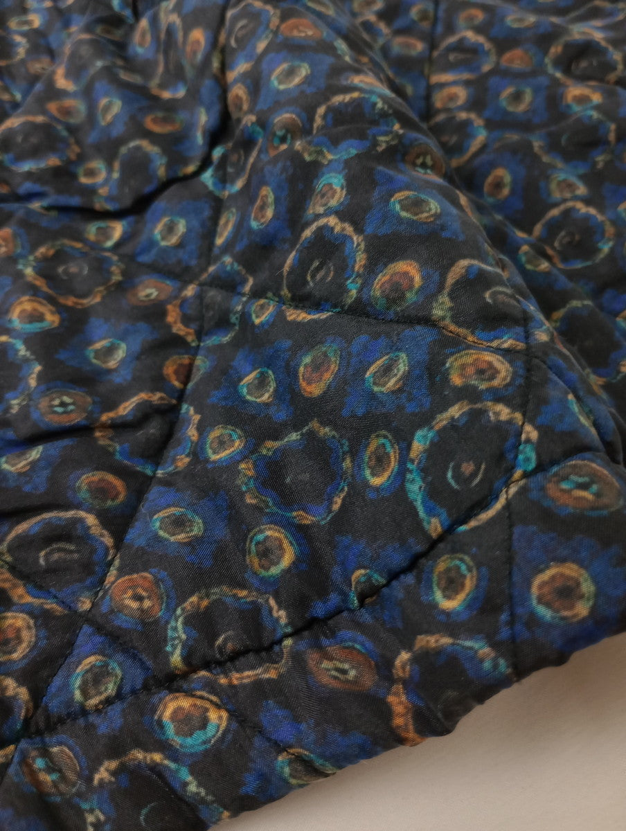 maison de soil メゾンドソイル PADDED SILK PRINT C-NECK FRONT BUTTON COAT シルク100％  総柄 キルティング ロング コート アウター  ブルー 黒 ブラック 【中古】