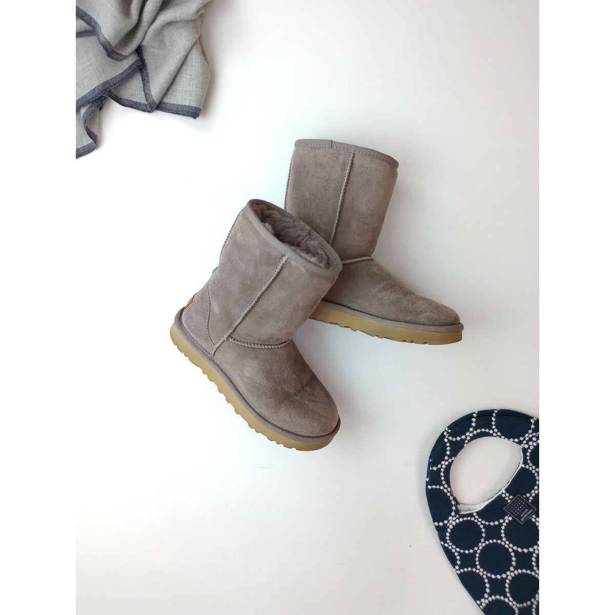UGG アグ Classic Short II クラシック ショート ムートン ブーツ グレー US6 23 靴 (24M＋0810) 【中古】