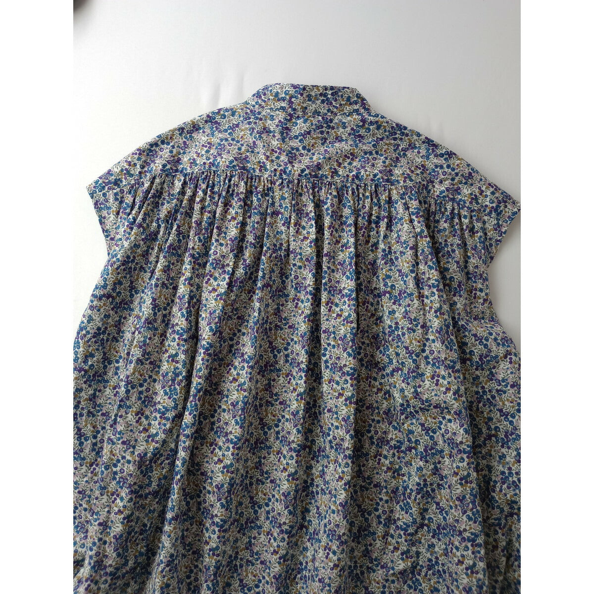 24SS TOUJOURSトゥジューPleated Sleeveless Long Shirtリバティベリーフラワー花柄 コットンシャツスリーブレス ブラウスギャザー2ブルー【中古】