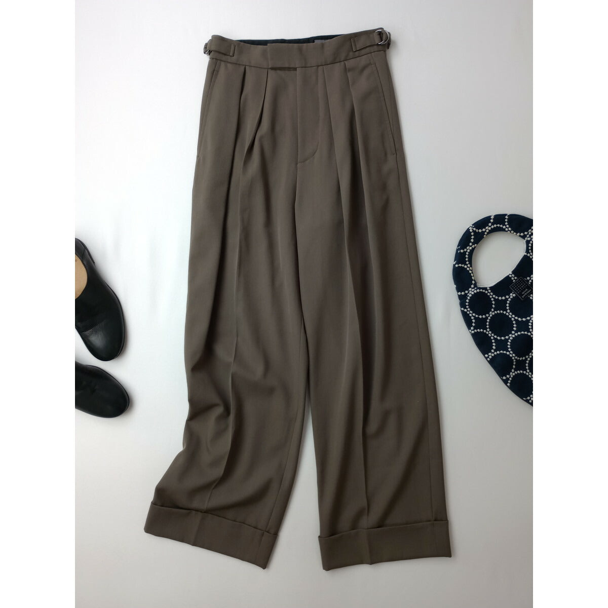 24AW MARGARET HOWELL マーガレットハウエル FLUID WOOL TROUSERS ウール 毛 100％ トラウザー スラックス パンツ カーキ 0【中古】