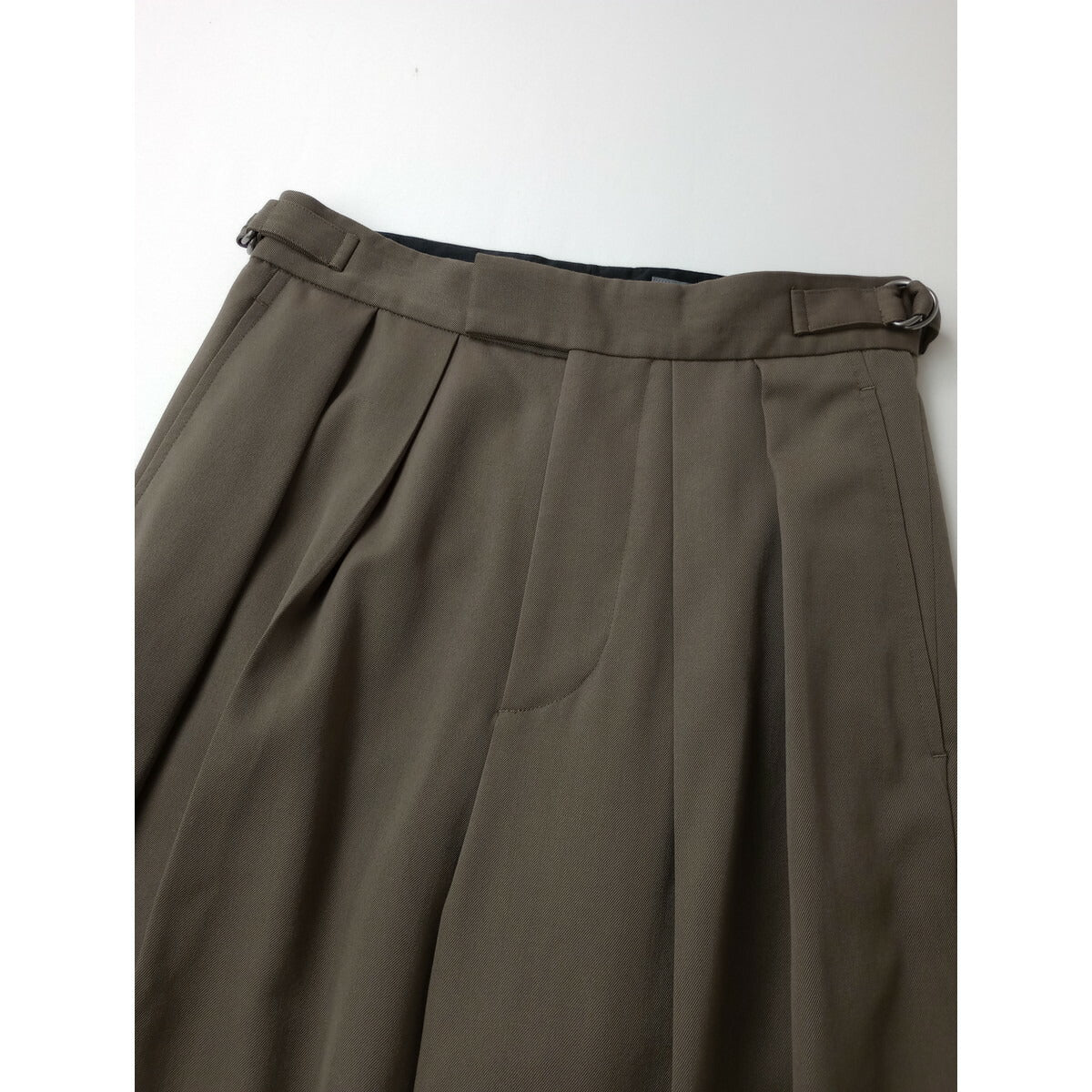 24AW MARGARET HOWELL マーガレットハウエル FLUID WOOL TROUSERS ウール 毛 100％ トラウザー スラックス パンツ カーキ 0【中古】