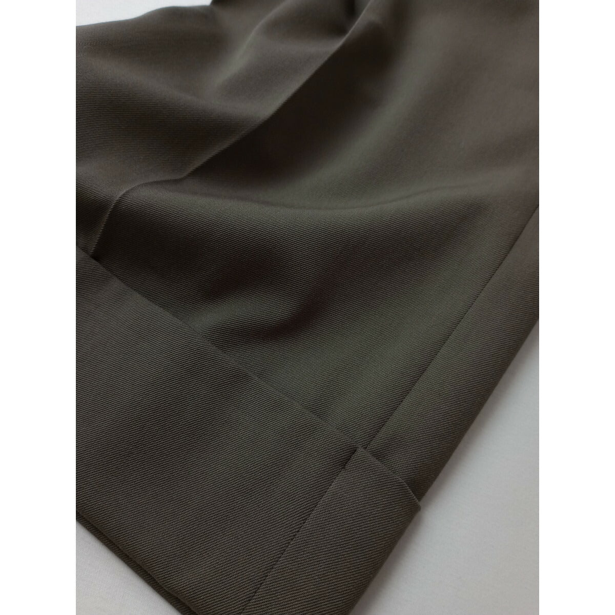 24AW MARGARET HOWELL マーガレットハウエル FLUID WOOL TROUSERS ウール 毛 100％ トラウザー スラックス パンツ カーキ 0【中古】