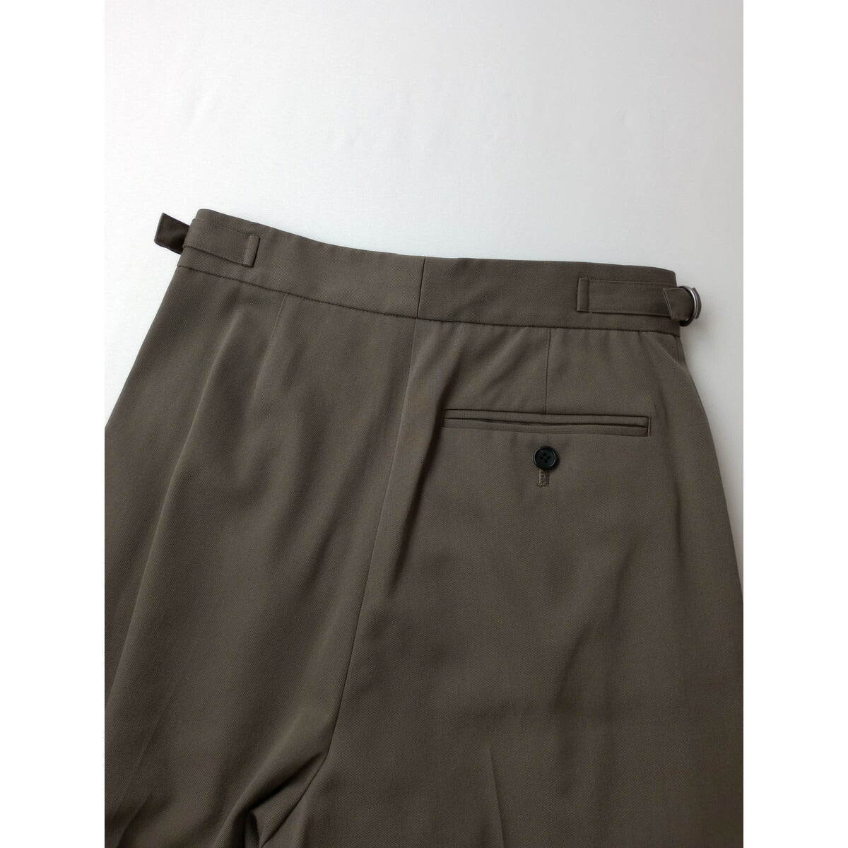 24AW MARGARET HOWELL マーガレットハウエル FLUID WOOL TROUSERS ウール 毛 100％ トラウザー スラックス パンツ カーキ 0【中古】