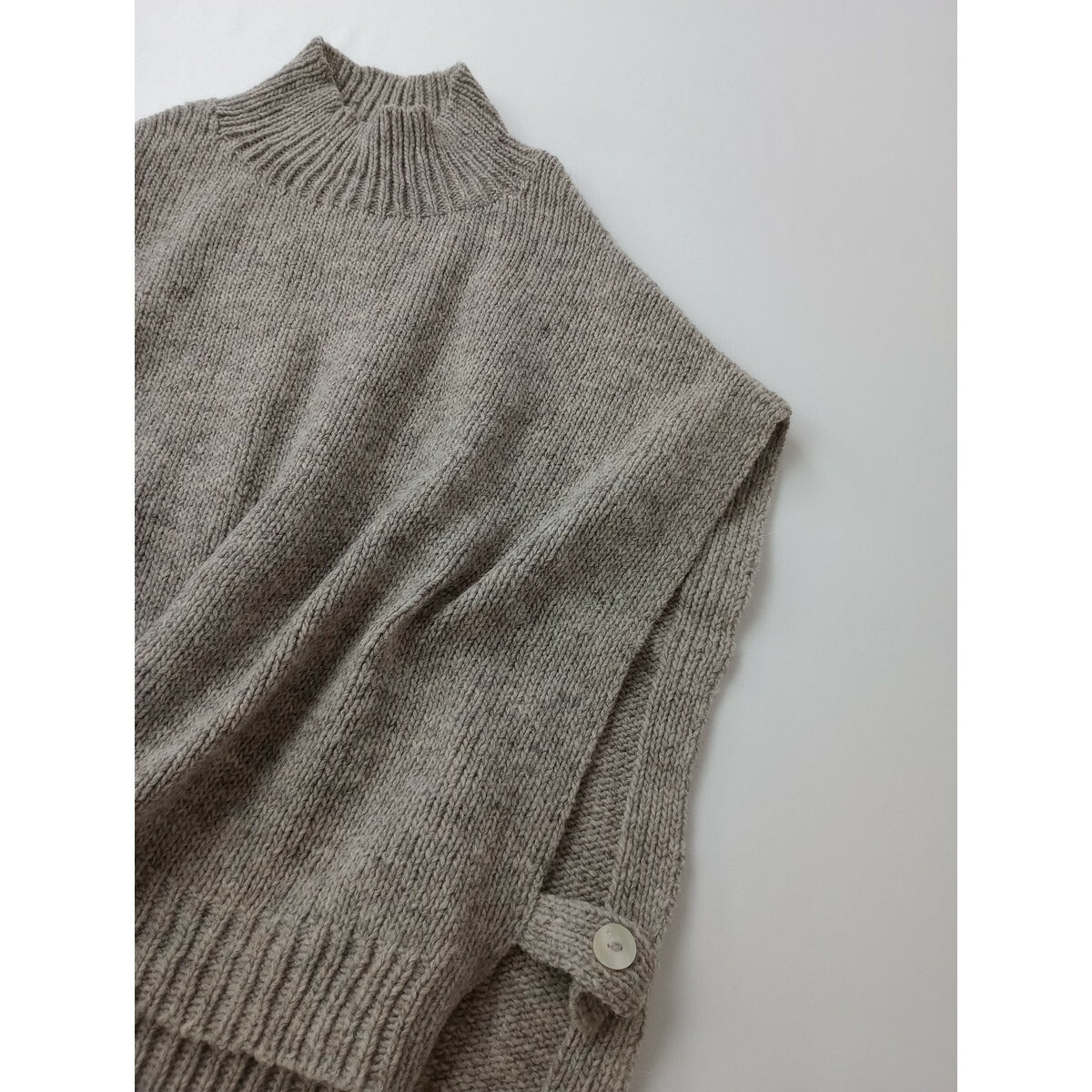 utilite ユティリテ ペルー ハイランド ウール モック ネック ニット ベスト ライトグレー (16M＋2766)【中古】