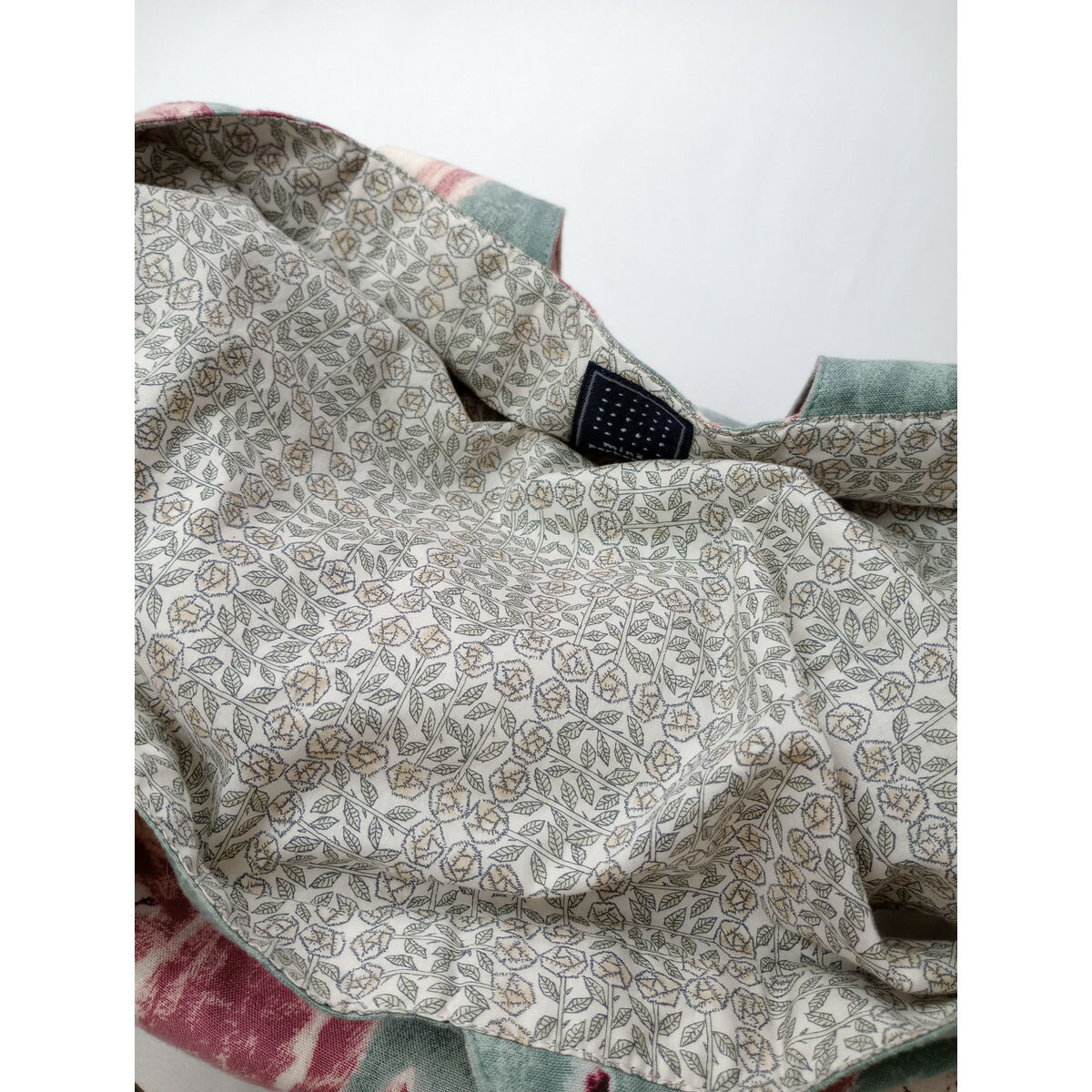 ミナペルホネン mina perhonen alive パニーニ バッグ グレー 熊【中古】