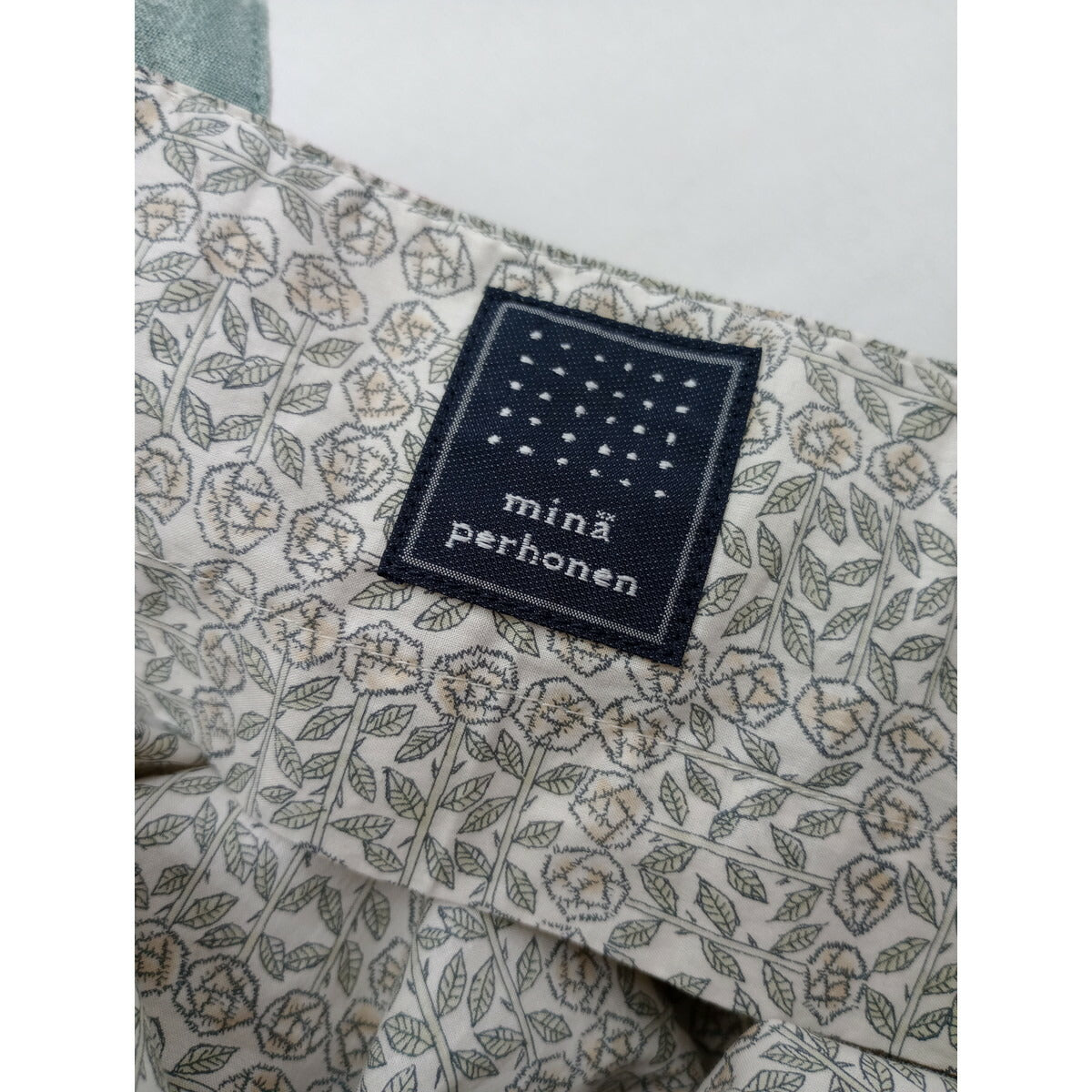 ミナペルホネン mina perhonen alive パニーニ バッグ グレー 熊【中古】