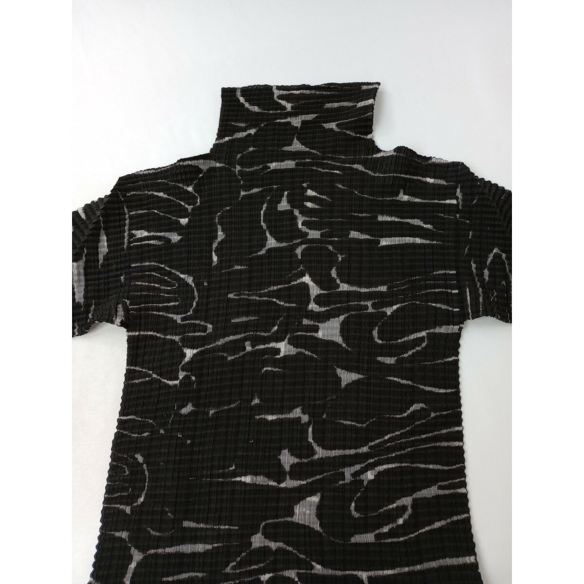 ISSEY MIYAKE イッセイミヤケ プリーツ プルオーバー ハイネック トップス カットソー 長袖 総柄 ダークブラウン M【中古】