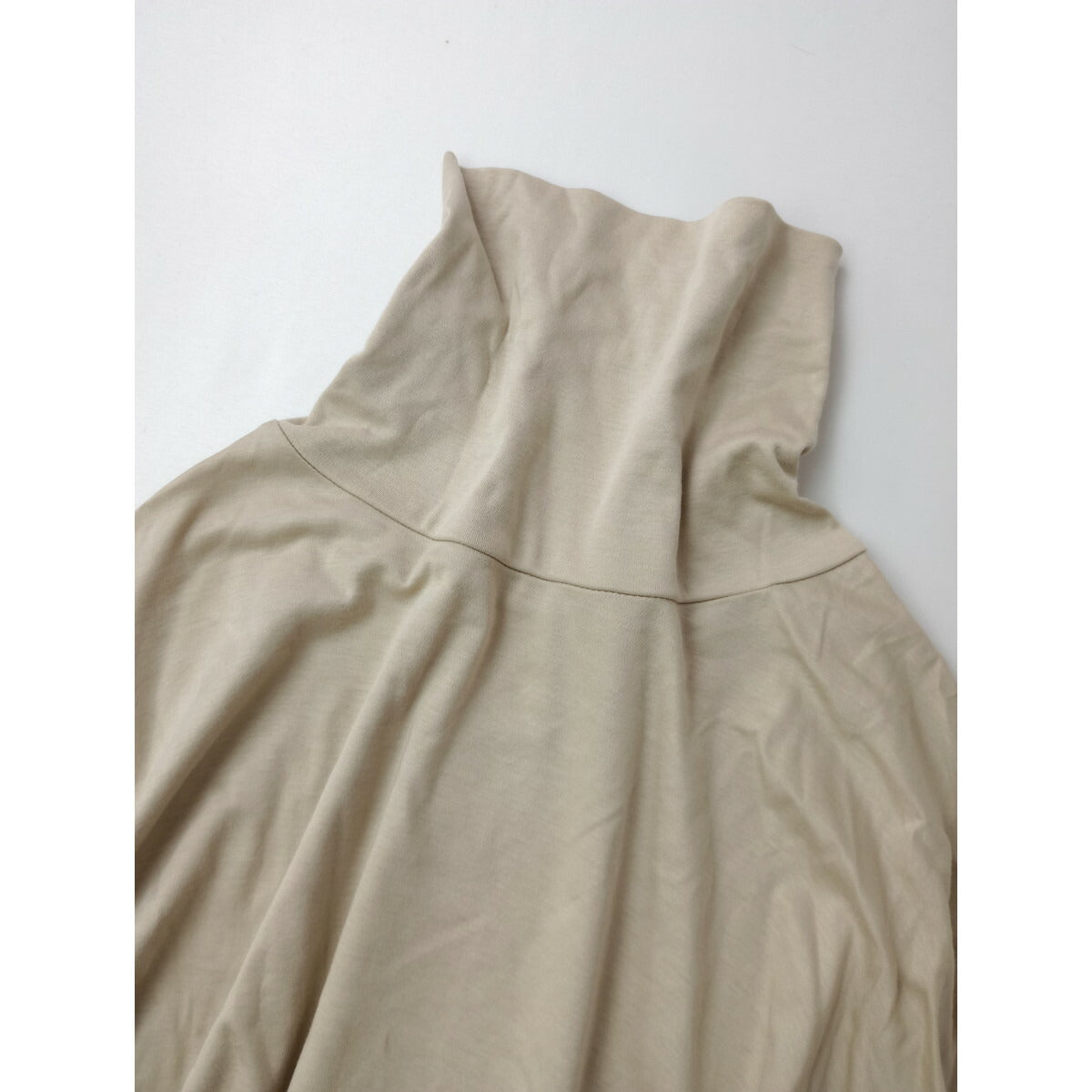COGTHEBIGSMOKE コグザビッグスモーク ELYSE FLAIR HIGH NECK TOP バックフレア ハイネックTシャツ 長袖 カットソー ベージュ【中古】