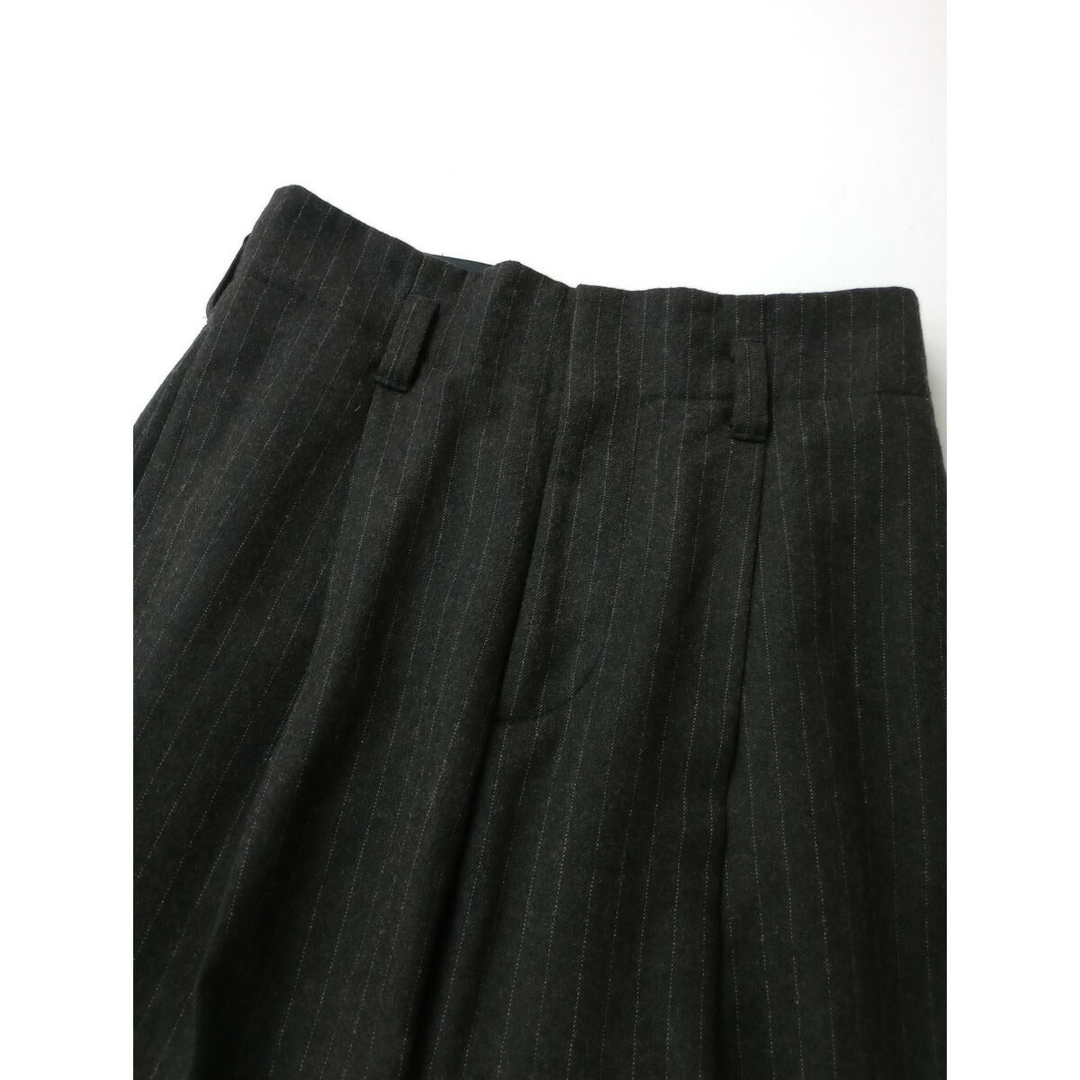 MARGARET HOWELL マーガレットハウエル ウール 毛 100％ ストライプ ストライプ タック パンツ ダークグレー 2 (12M＋1741)【中古】
