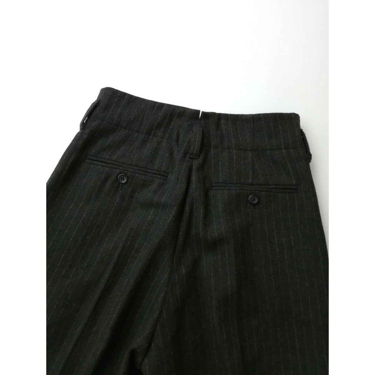 MARGARET HOWELL マーガレットハウエル ウール 毛 100％ ストライプ ストライプ タック パンツ ダークグレー 2 (12M＋1741)【中古】