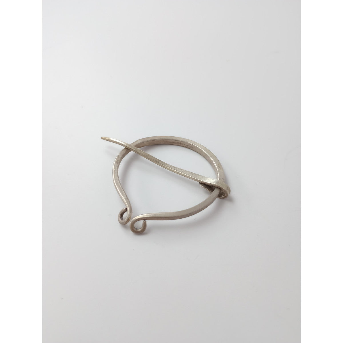 cicafu metal works チカフ メタルワークス Latvia brooch silver ラトビア ブローチ シルバー アクセサリー  【中古】