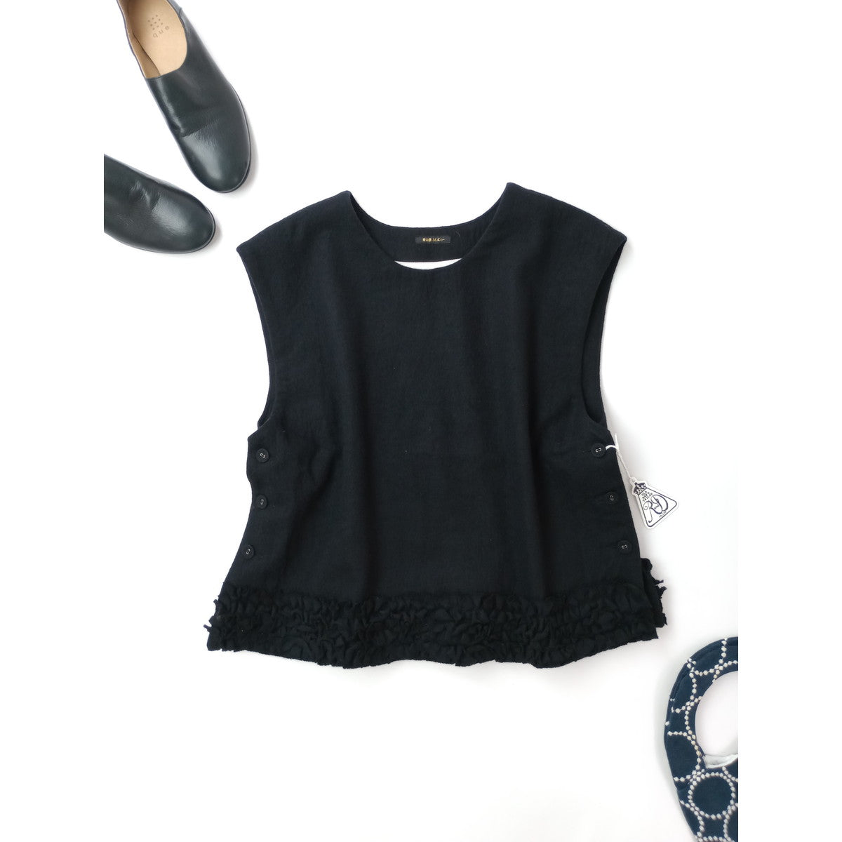 R&D.M.Co- OLDMANS TAILOR オールドマンズテーラー FRILL DECORATION BUTTON BIB フリルデコレーションボタンビブ 黒 ブラック (6M＋2753)【中古】