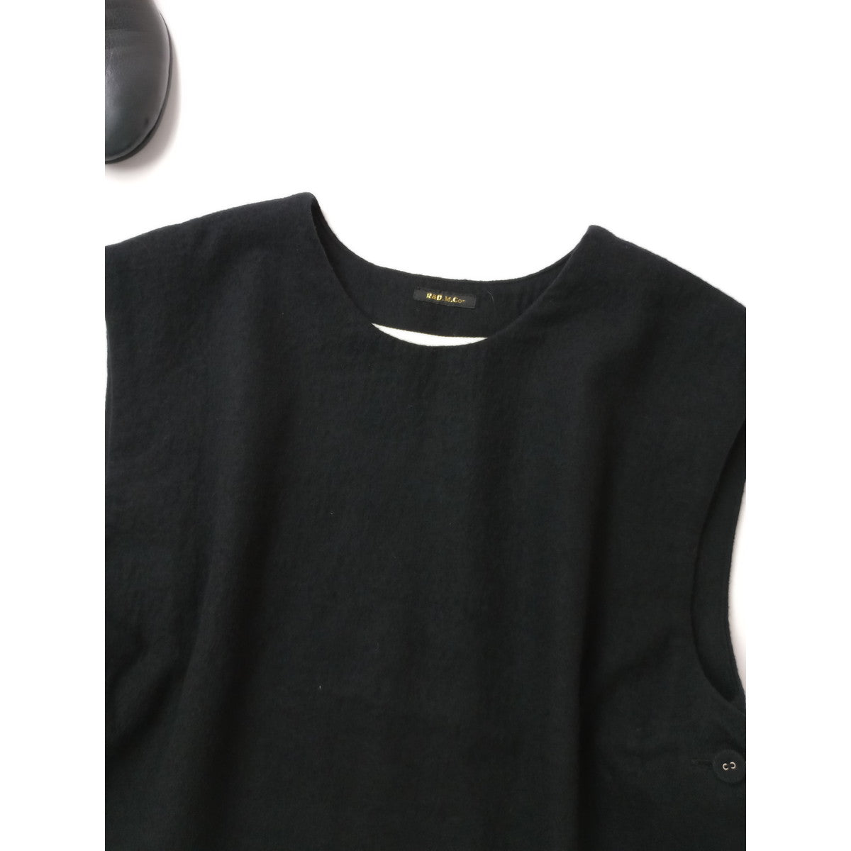 R&D.M.Co- OLDMANS TAILOR オールドマンズテーラー FRILL DECORATION BUTTON BIB フリルデコレーションボタンビブ 黒 ブラック (6M＋2753)【中古】