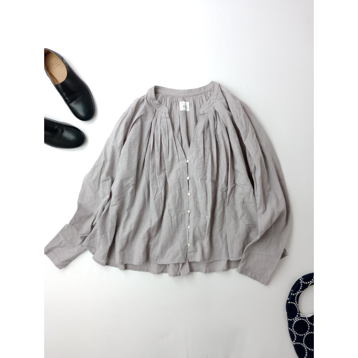 新品 Khadi & Co. カディアンドコー SARA サラ スキッパーギャザーブラウス ライトグレー  S